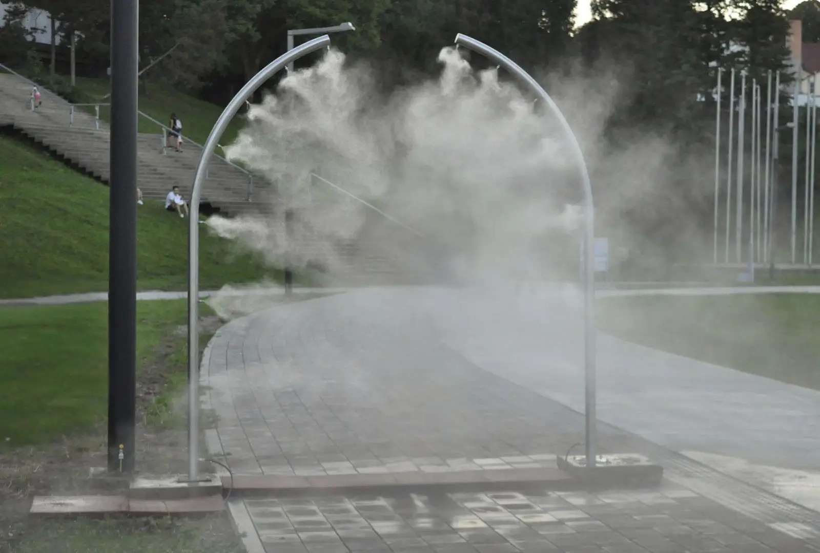 Dva zaoblené mlžící sloupy tvořící mlžnou bránu