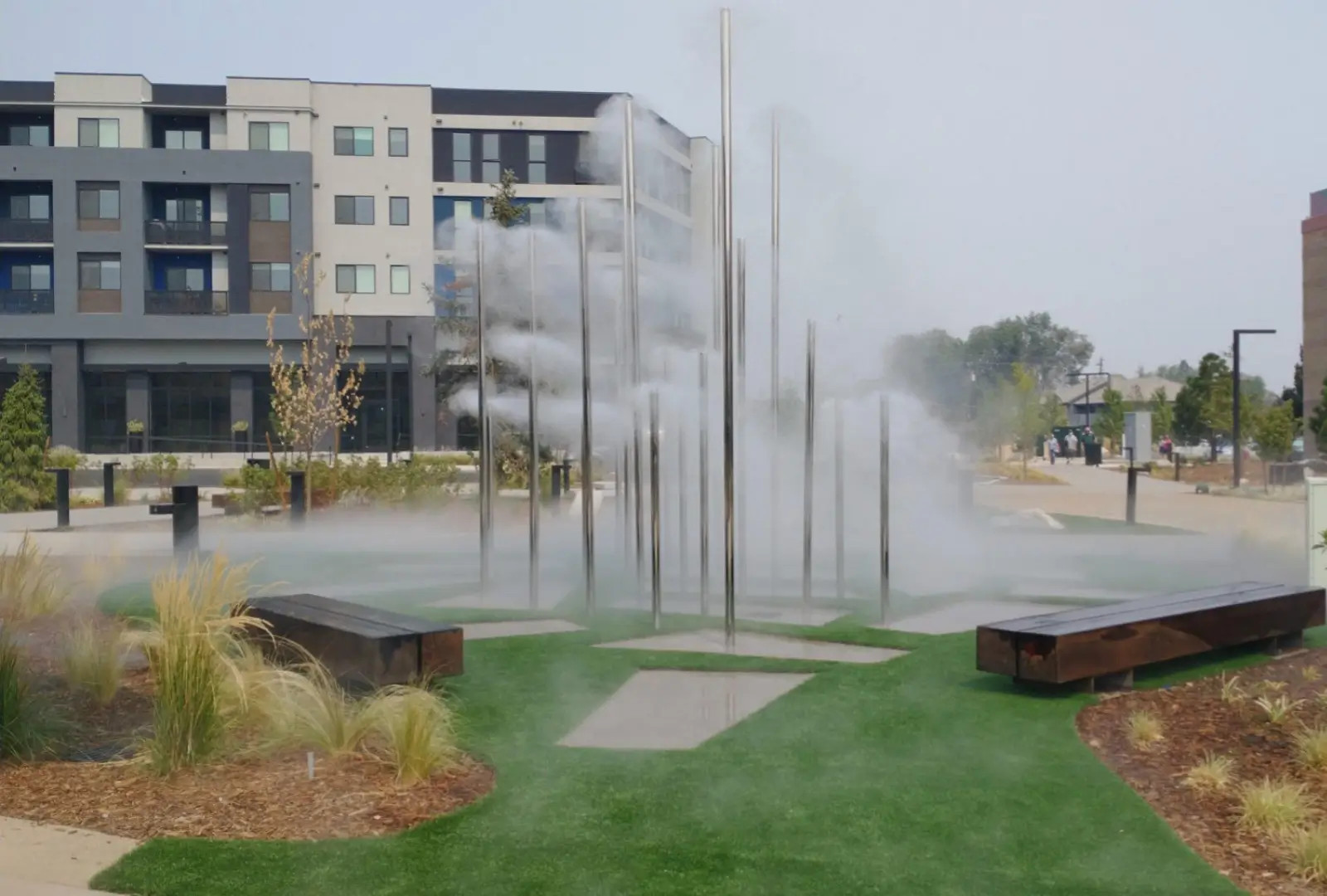 Mlžné sloupy různých výšek na náměstí