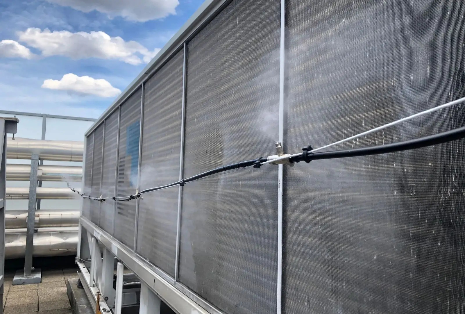 Předchlazení HVAC systémů vodní mlhou