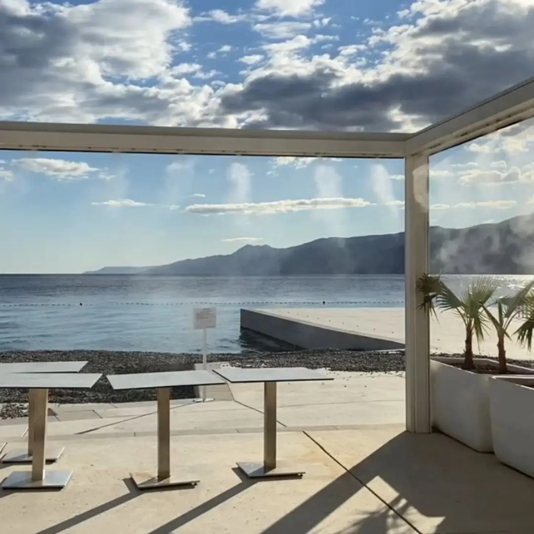 Vodní mlha pro zvýšení komfortu hotelových hostů na terase